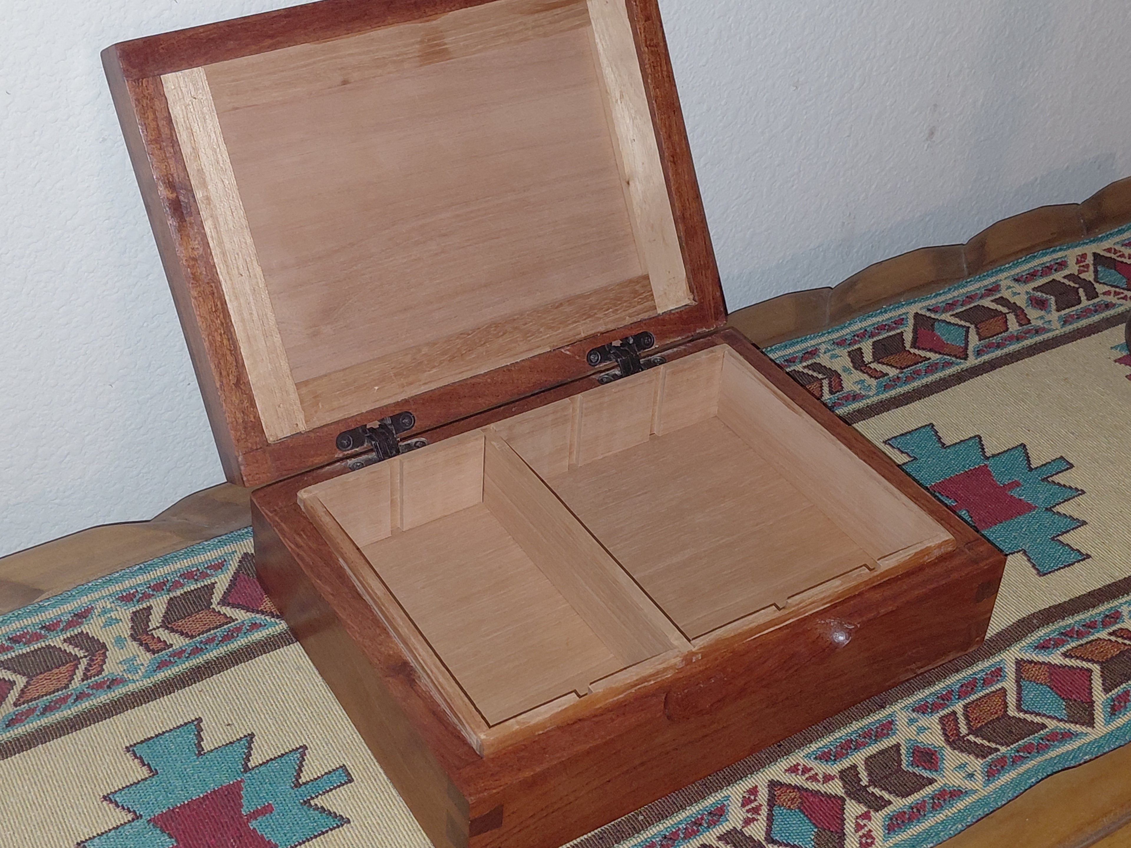 Mesquite Wood Cigar Humidor – Dovetail Joinery & Spanish Cedar Interior