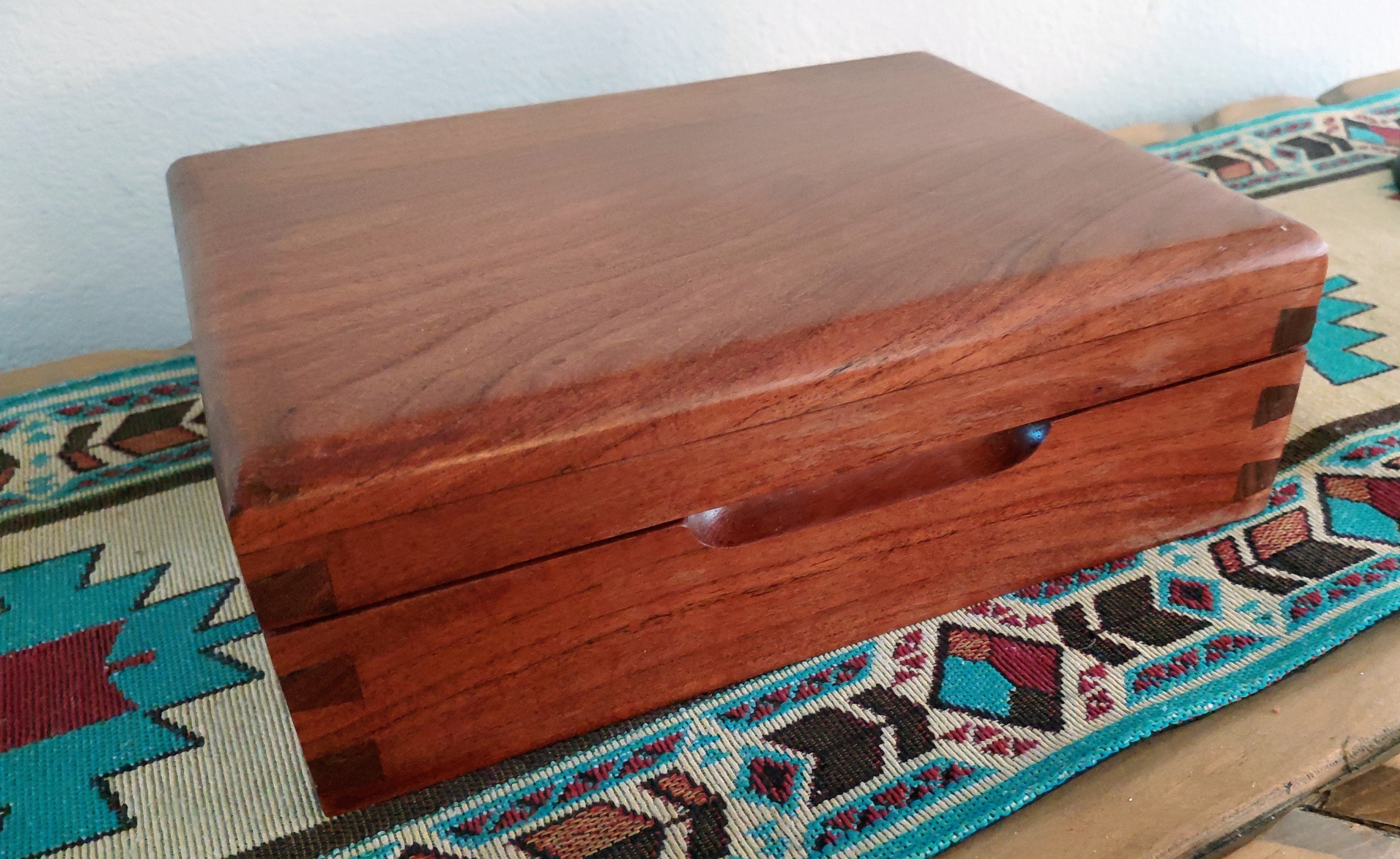 Mesquite Wood Cigar Humidor – Dovetail Joinery & Spanish Cedar Interior